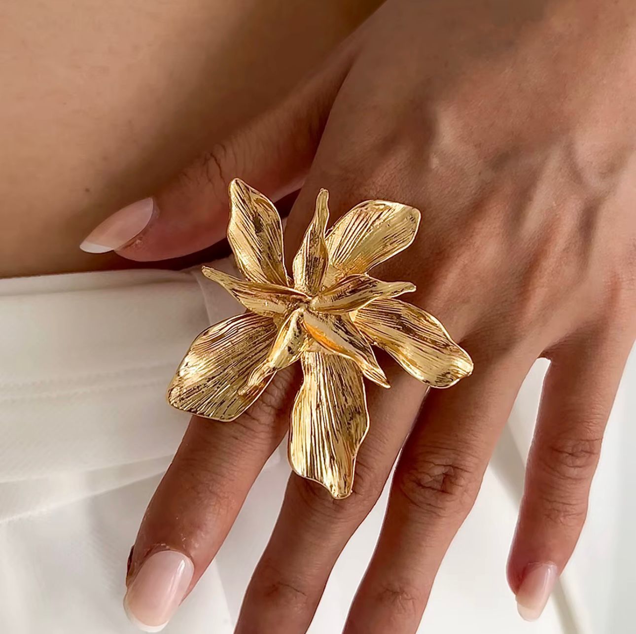 Anel Ajustável de Flor com Pétalas Grandes em Metal