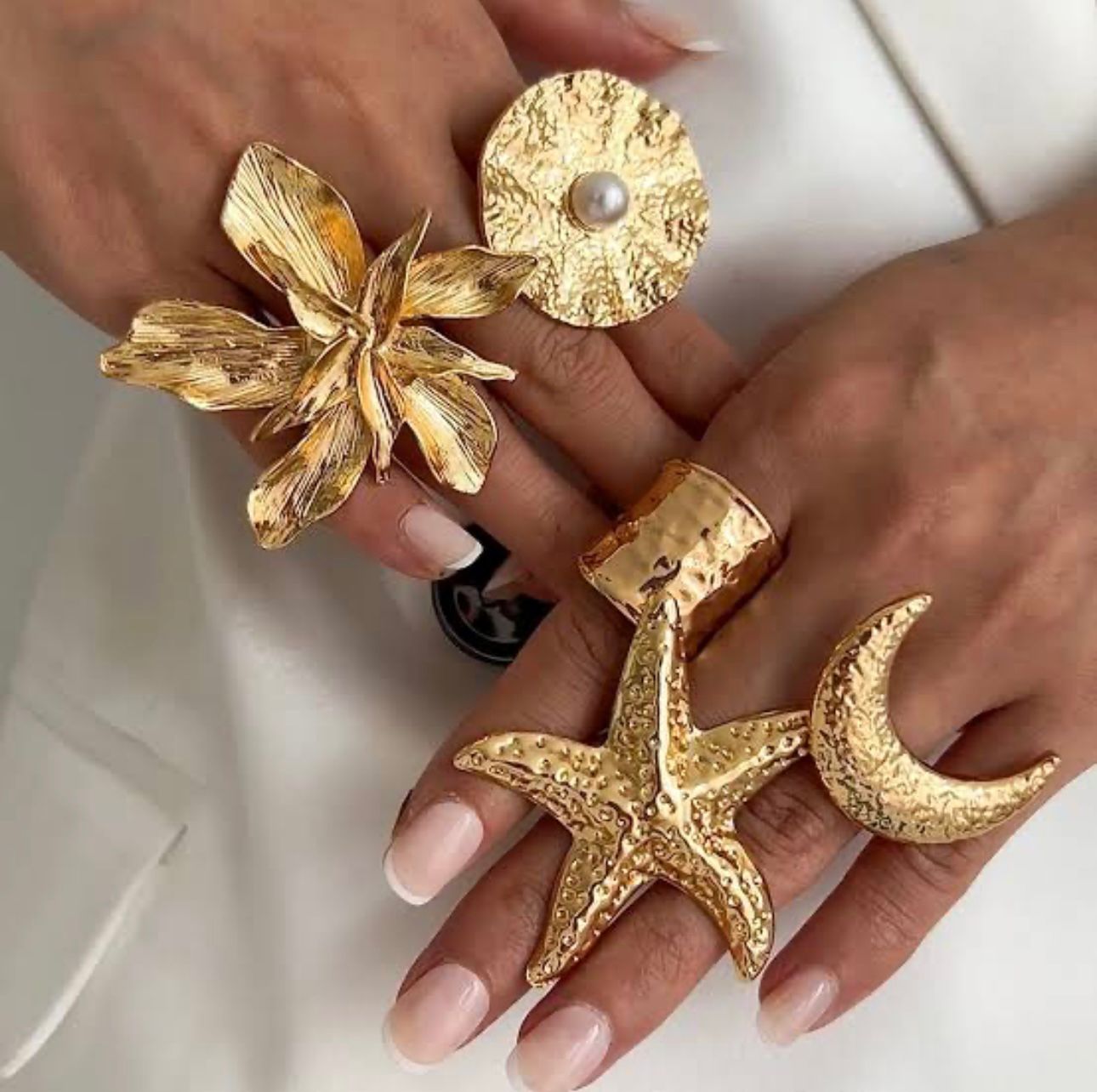 Anel Ajustável de Flor com Pétalas Grandes em Metal