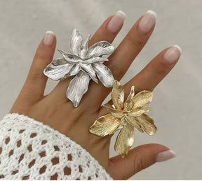 Anel Ajustável de Flor com Pétalas Grandes em Metal