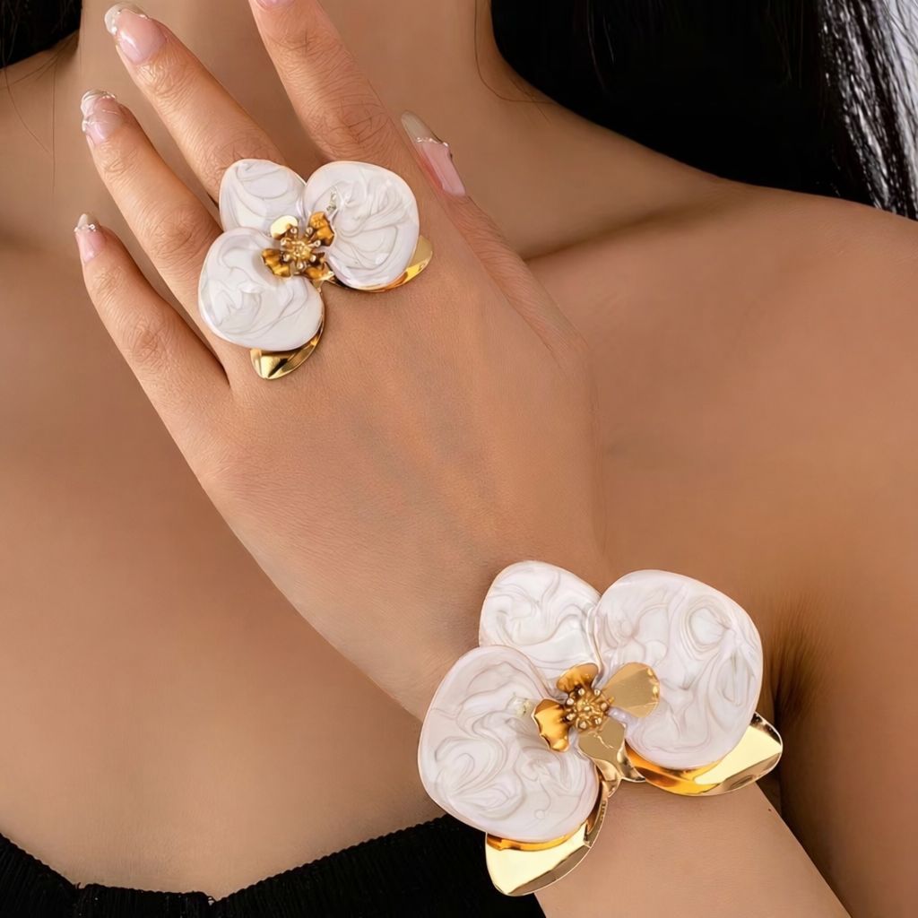 Bracelete Dourado de Flor Orquídea Esmaltada Branco Perolado