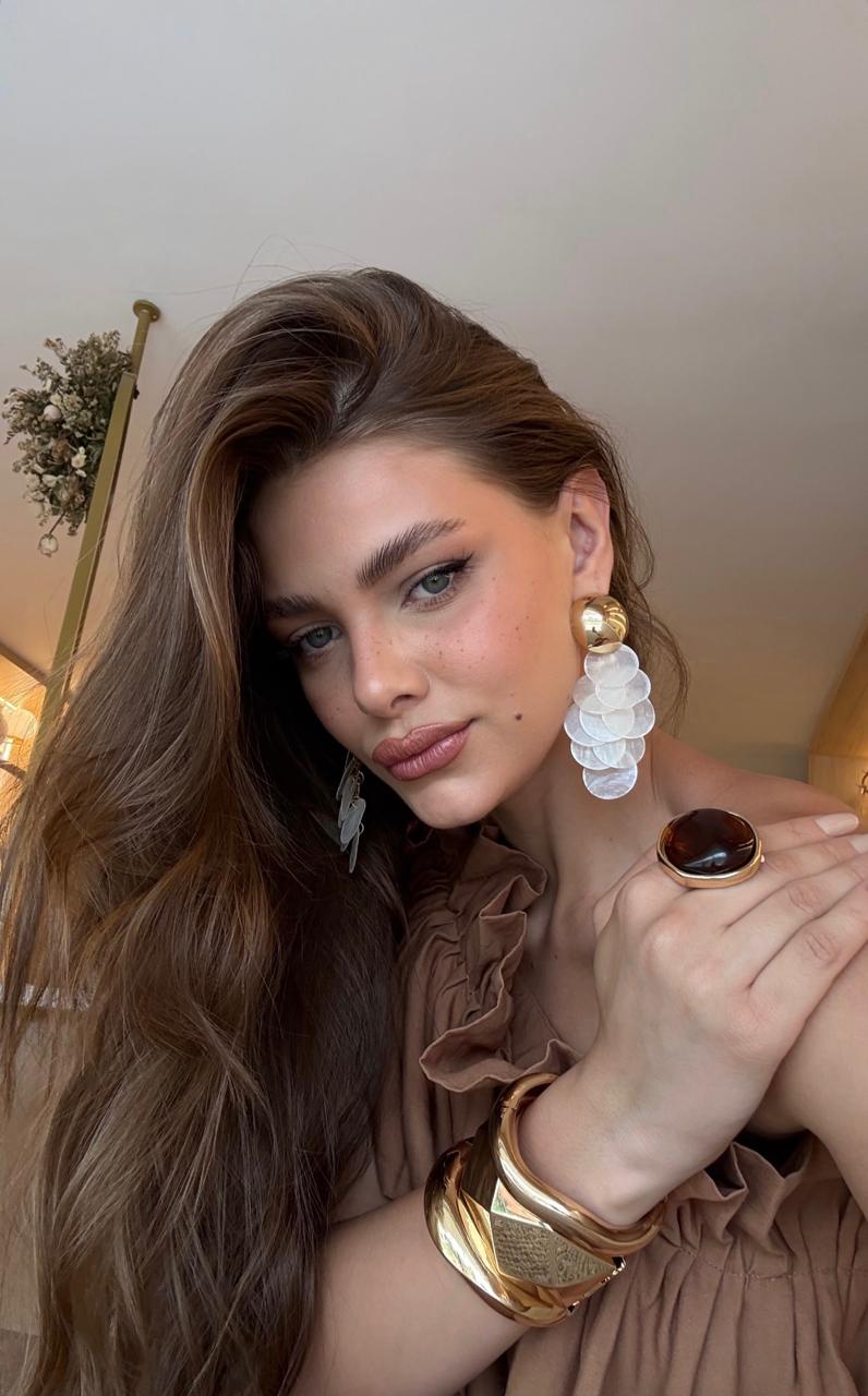 Brinco Madrepérola em Cascata com Escamas e Base Dourada