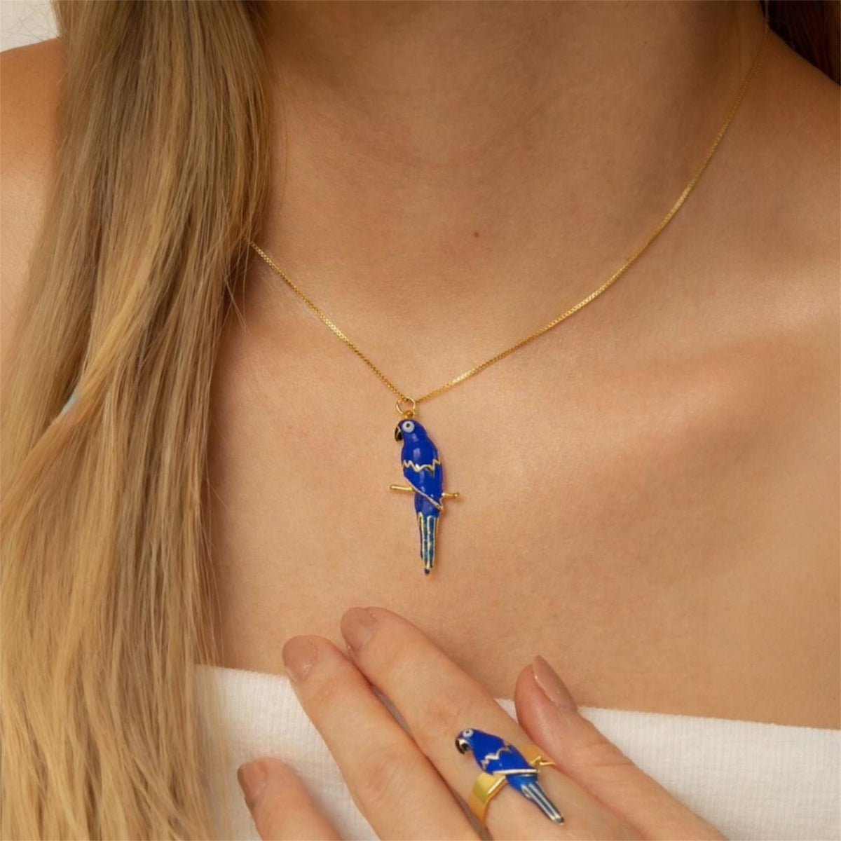 Anel Arara Azul Esmaltado Ajustável Dourado