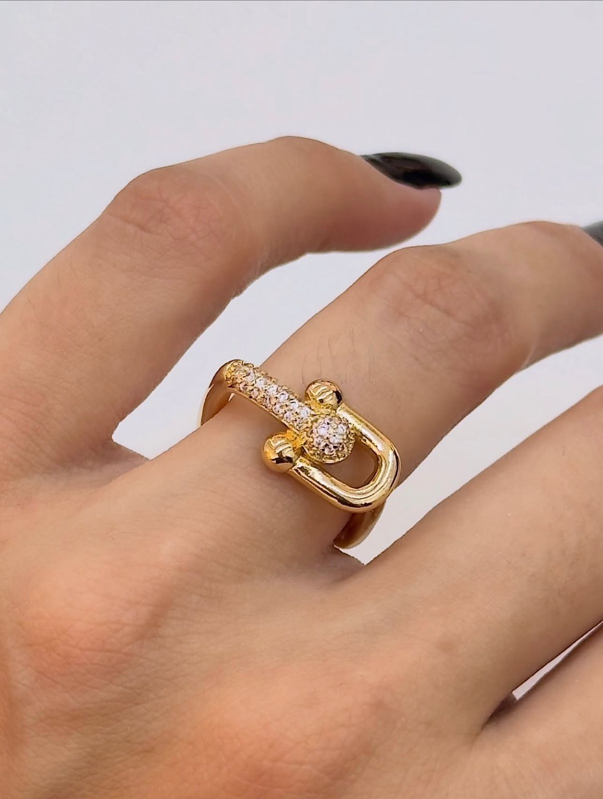 Anel Design Quadrado de Elo Cravejado com Zircônia Cristal Brilhante