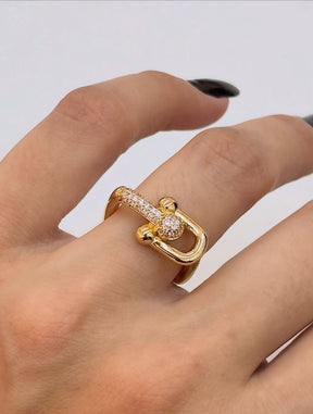 Anel Design Quadrado de Elo Cravejado com Zircônia Cristal Brilhante