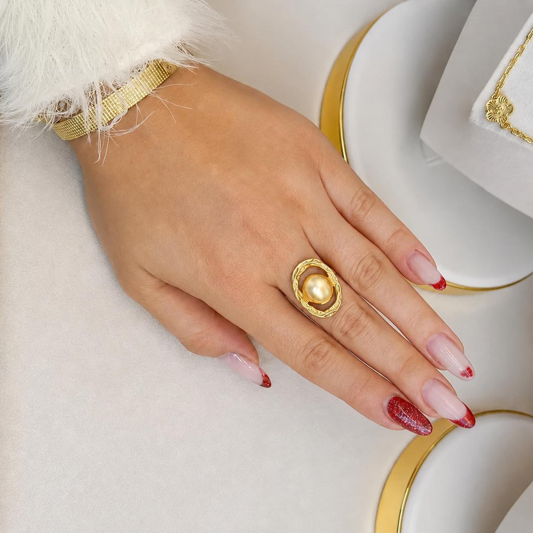 Anel Orgânico Esfera com Aro Texturizado Dourado