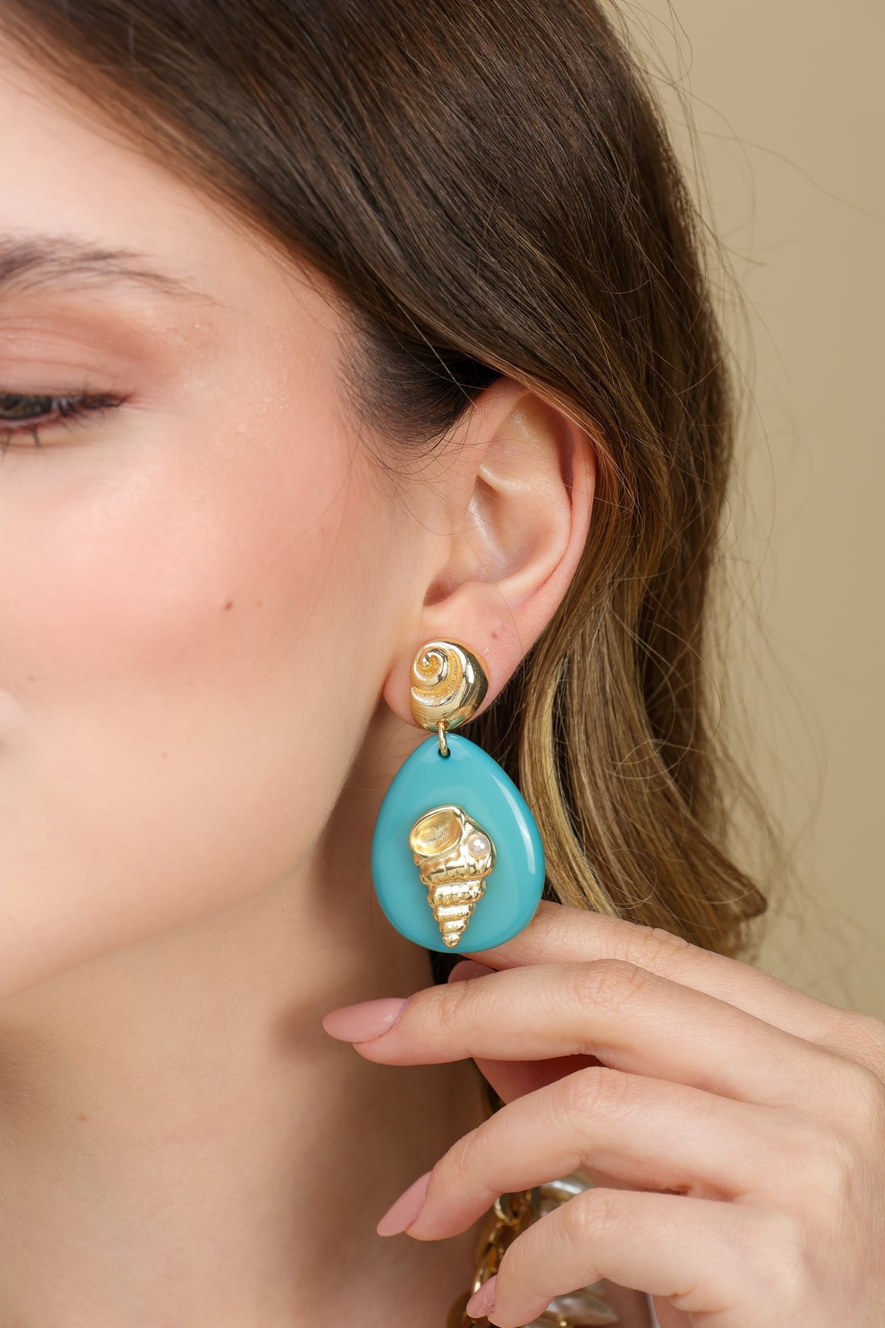 Brinco Concha Dourado de Resina