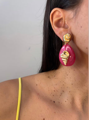 Brinco Concha Dourado de Resina