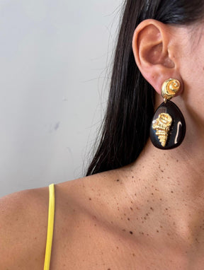 Brinco Concha Dourado de Resina