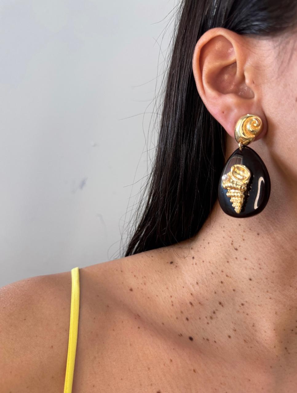 Brinco Concha Dourado de Resina