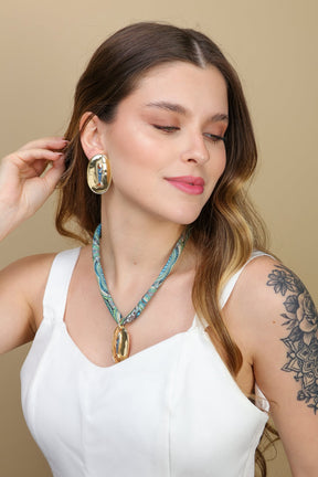 Colar Bandana Estampada Azul com Pingente Medalha Peixe Dourado