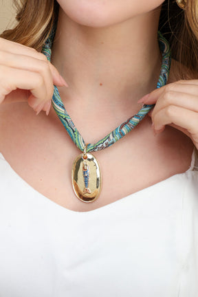 Colar Bandana Estampada Azul com Pingente Medalha Peixe Dourado
