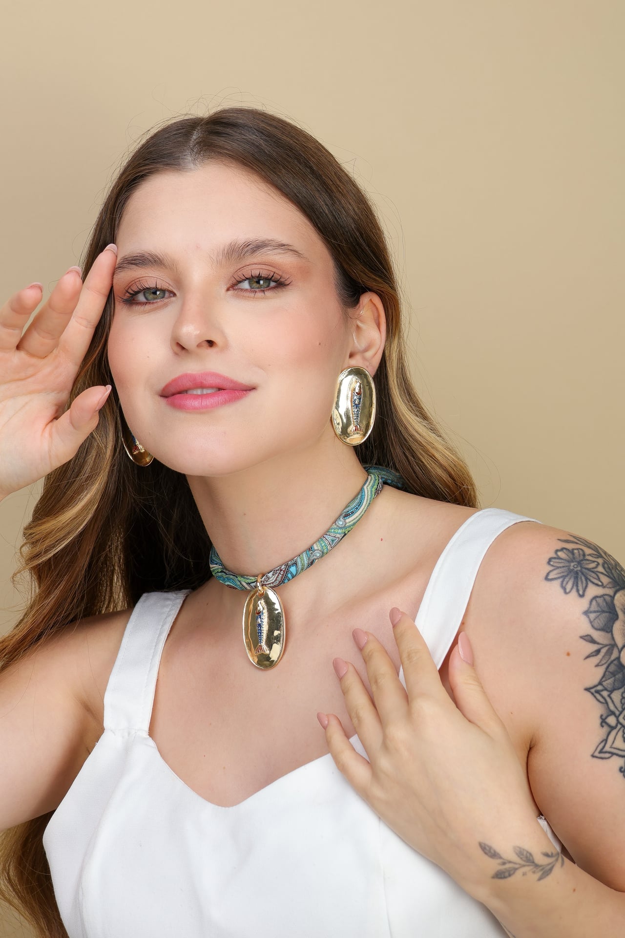 Colar Bandana Estampada Azul com Pingente Medalha Peixe Dourado