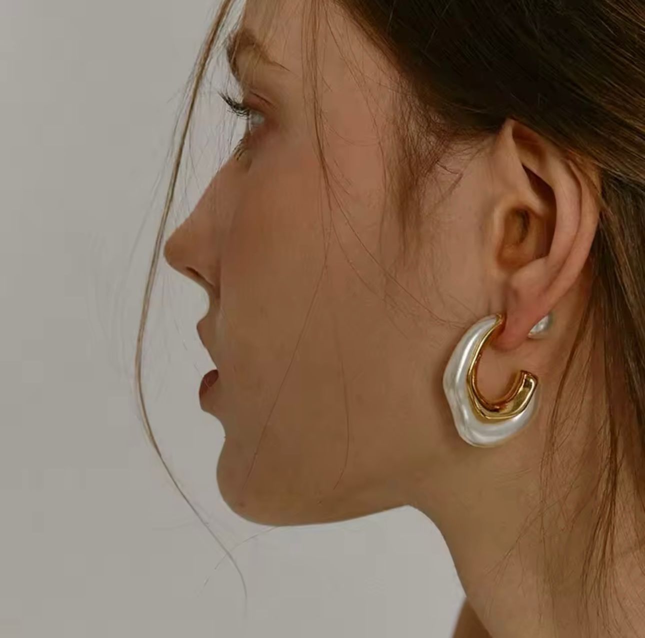 Brinco Argola de Pérola Geométrico Dourado