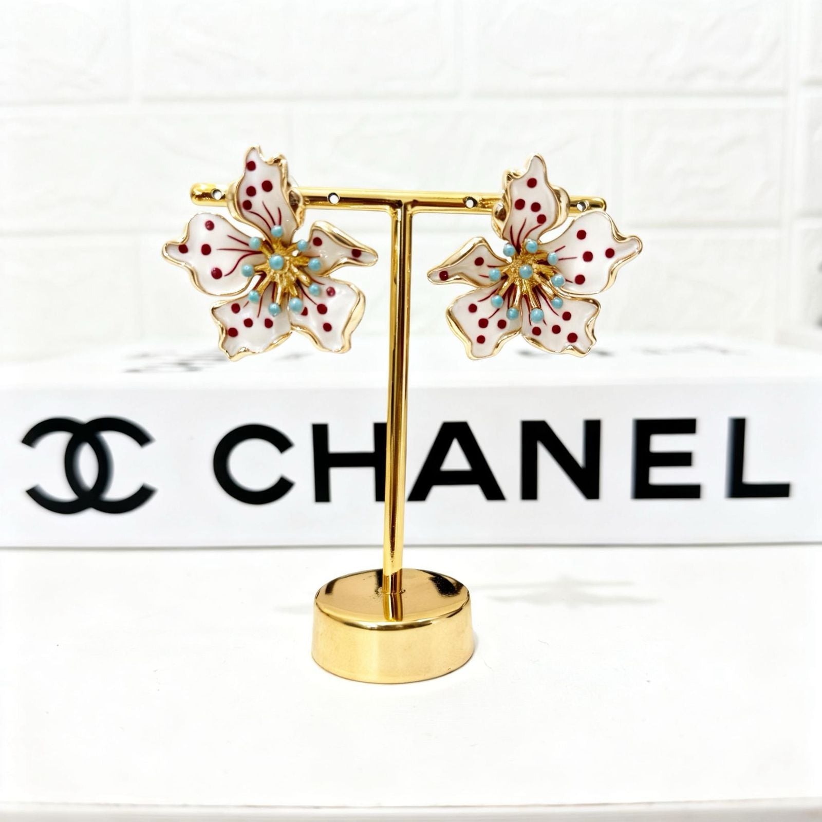 Brinco de Flor Esmaltado Dourado