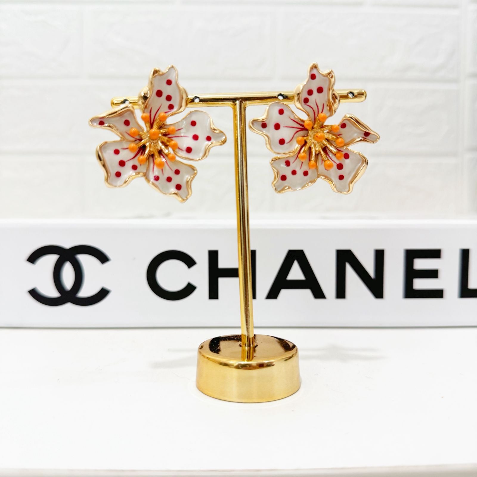 Brinco de Flor Esmaltado Dourado