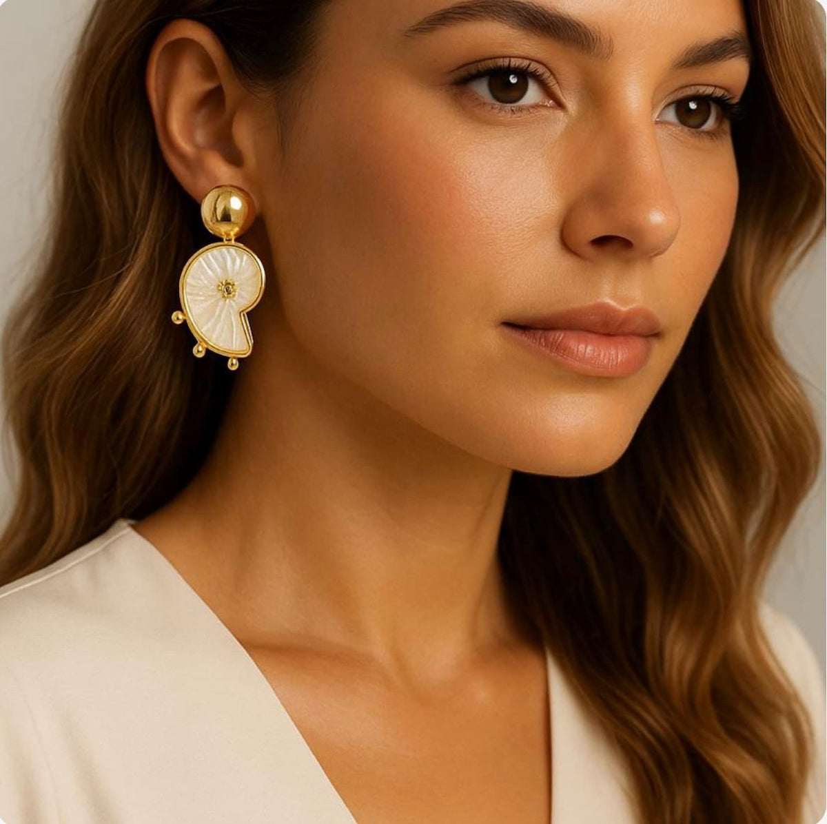 Brinco Caracol Off White com Dourado
