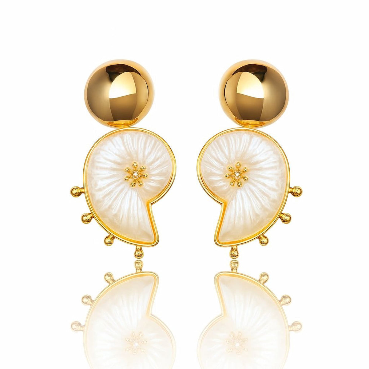 Brinco Caracol Off White com Dourado