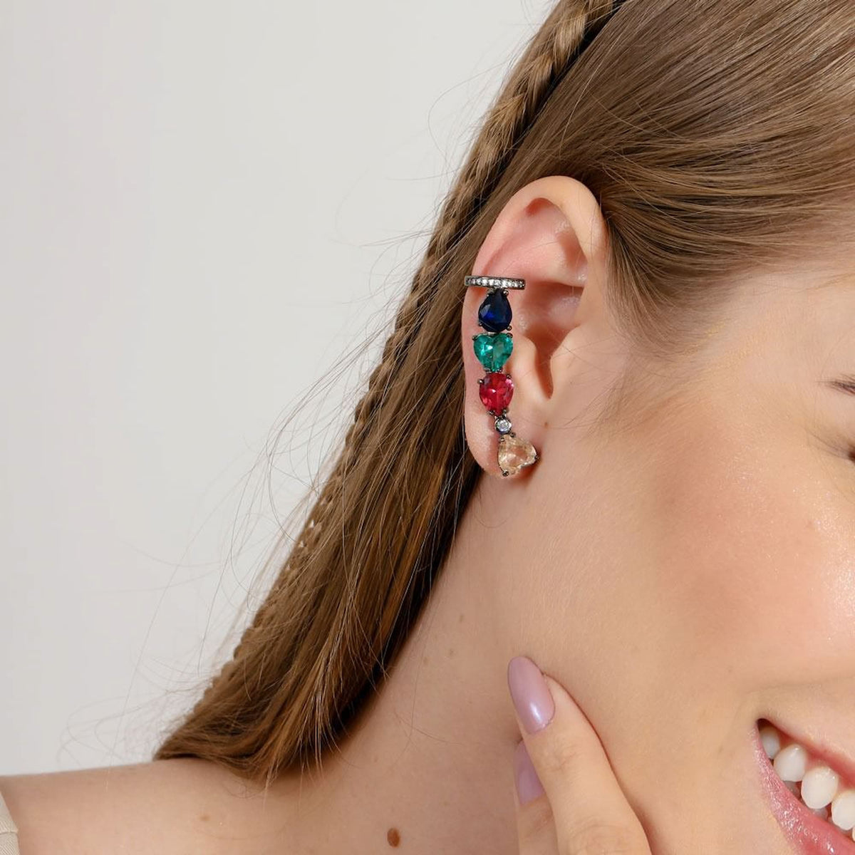 Brinco Ear Cuff Ródio Negro com Coração Multicor