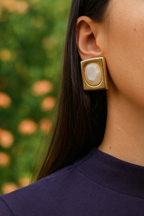 Brinco Quadrado Dourado Resina