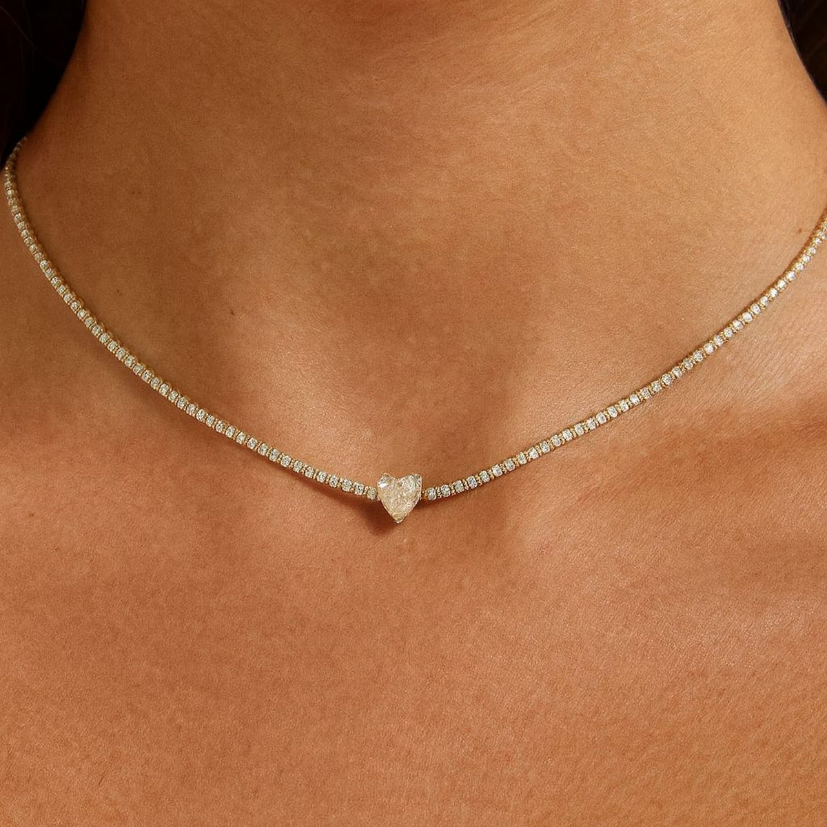 Choker Cravejada Cristal com Coração Dourado