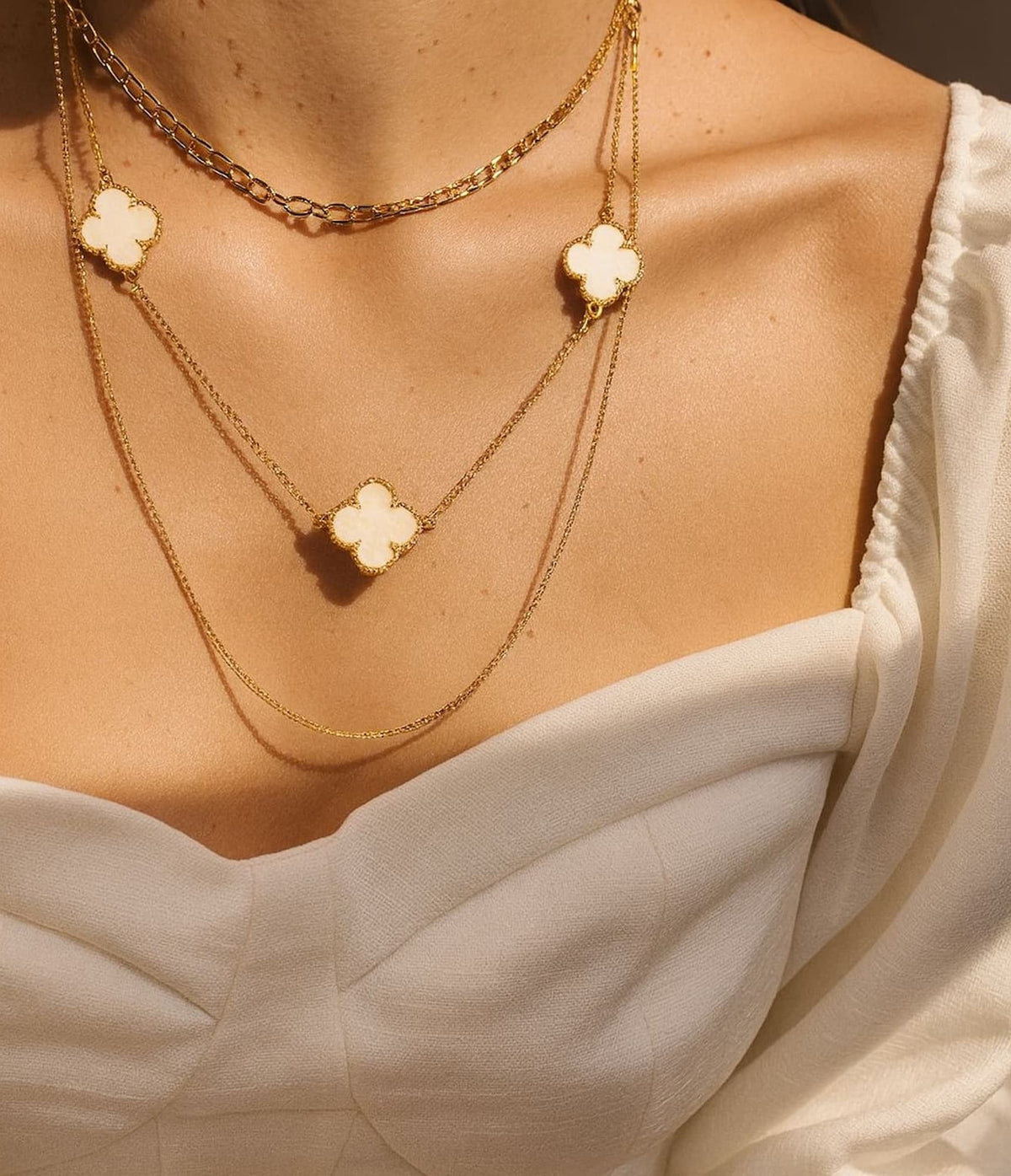 Colar Triplo Trevo Inspiração Branco com Dourado