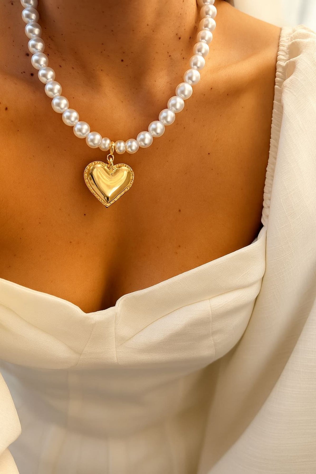 Colar Pérolas com Coração Dourado