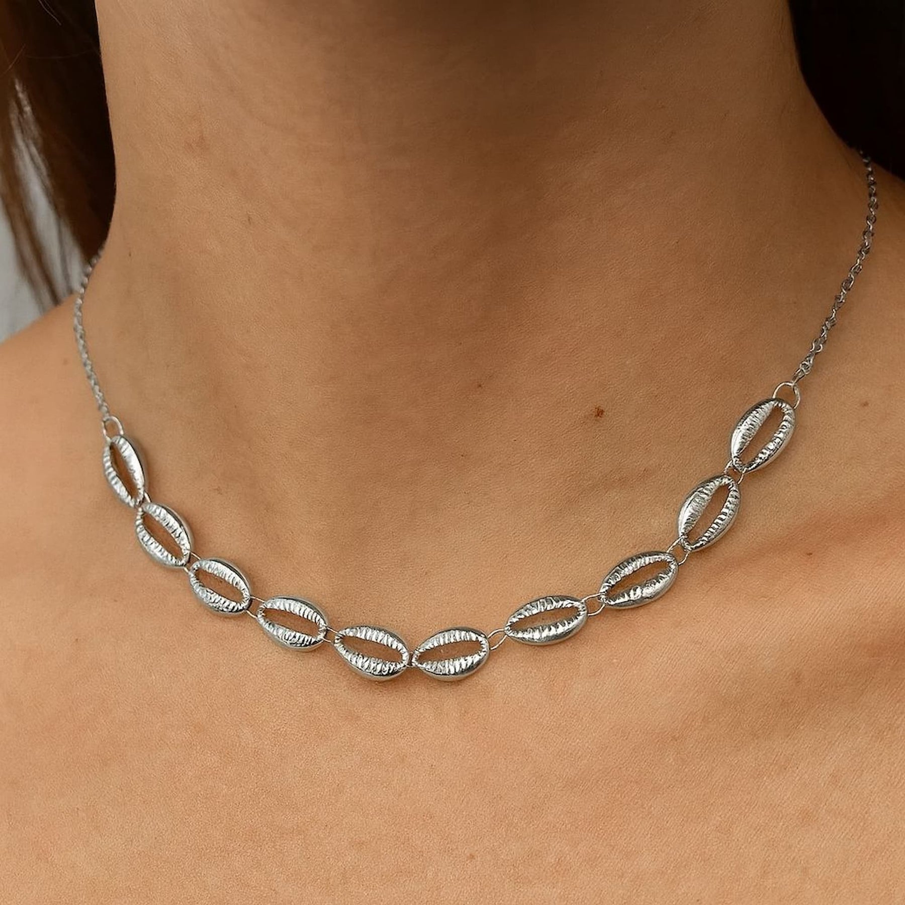 Choker Búzios Metal no Ródio Branco