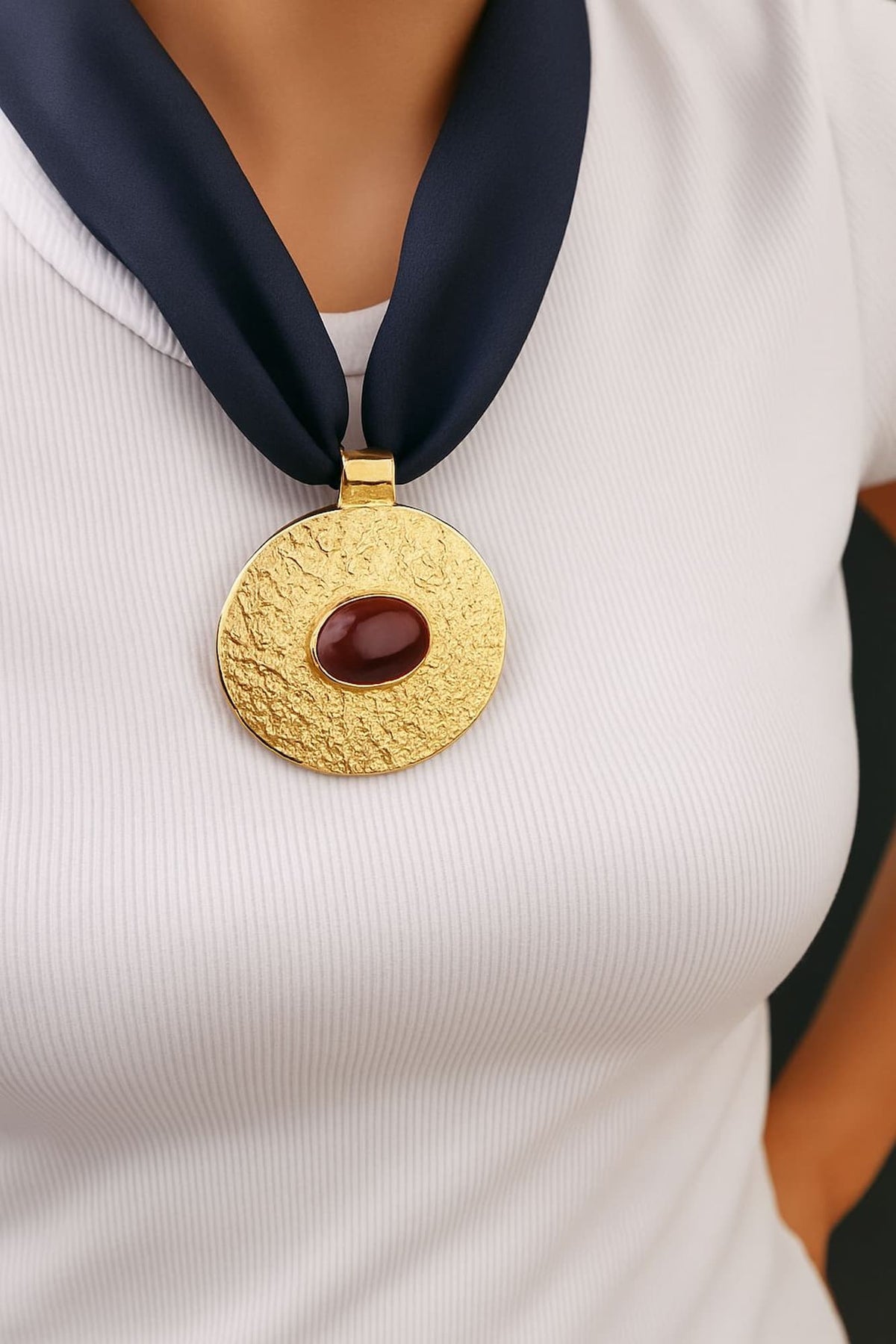 Colar Tecido com Pedra e Pingente Dourado Oval