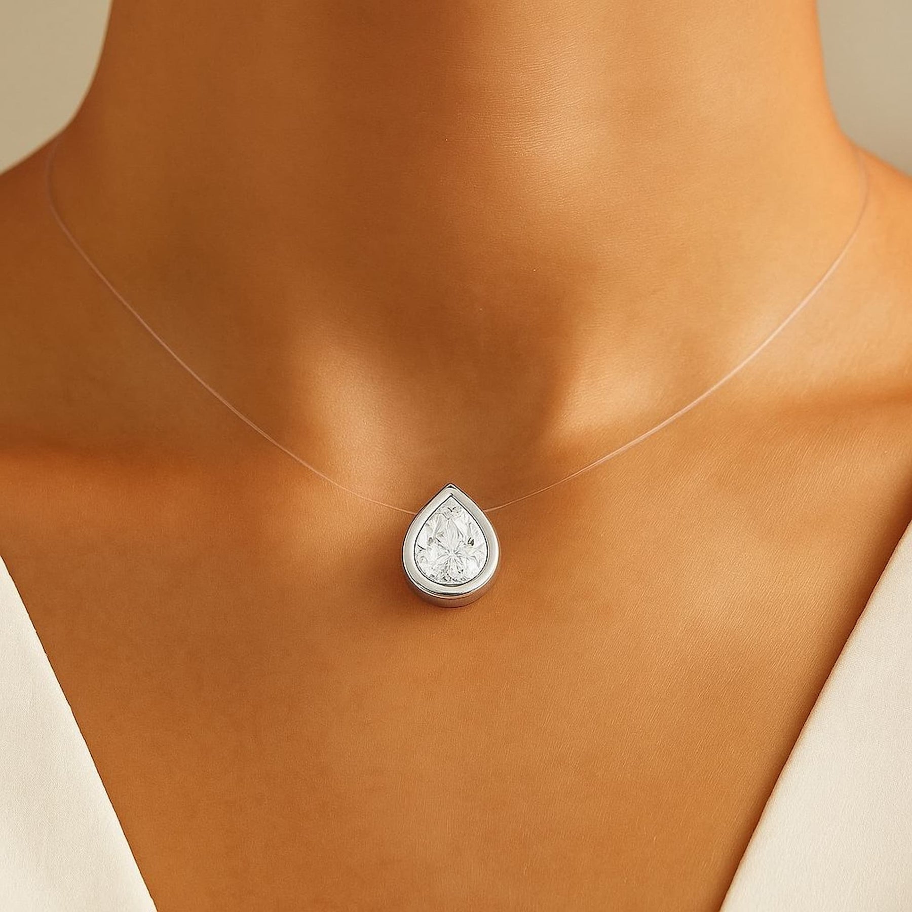 Colar Fio Nylon com Pingente Gota Cristal