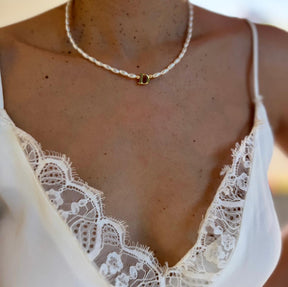 Colar de Pérola com Pingente de Letra Dourada