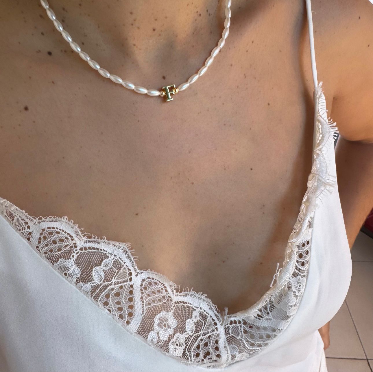 Colar de Pérola com Pingente de Letra Dourada