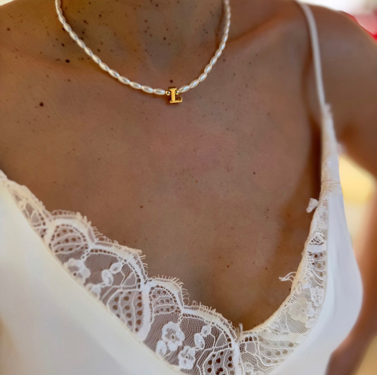 Colar de Pérola com Pingente de Letra Dourada