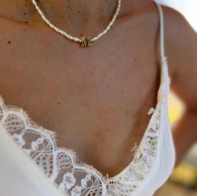 Colar de Pérola com Pingente de Letra Dourada