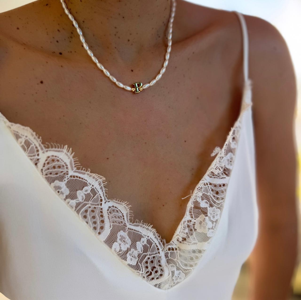 Colar de Pérola com Pingente de Letra Dourada