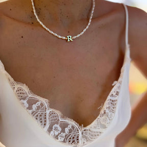 Colar de Pérola com Pingente de Letra Dourada