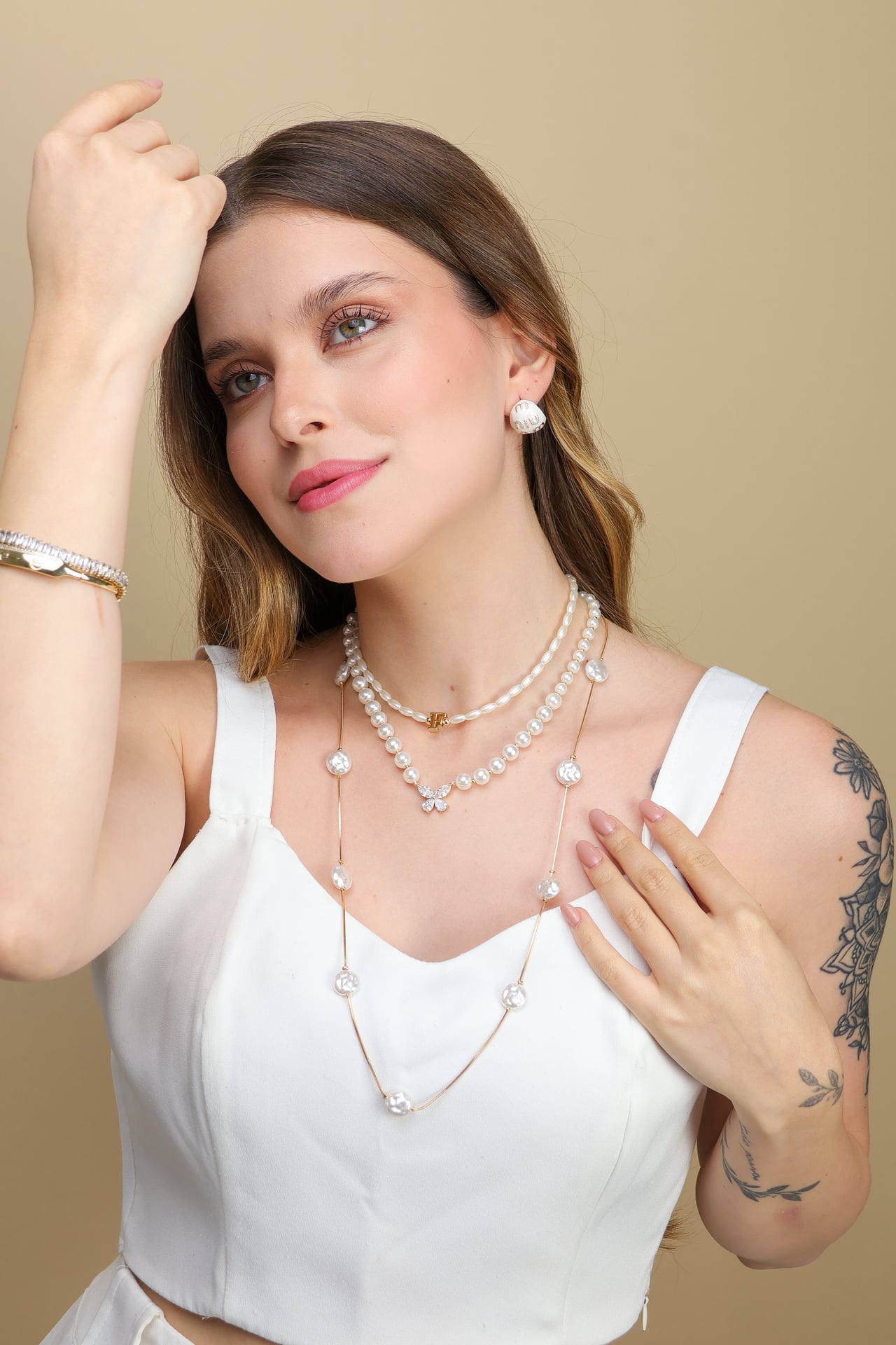 Colar Longo com Pérolas Intercaladas e Corrente Fina