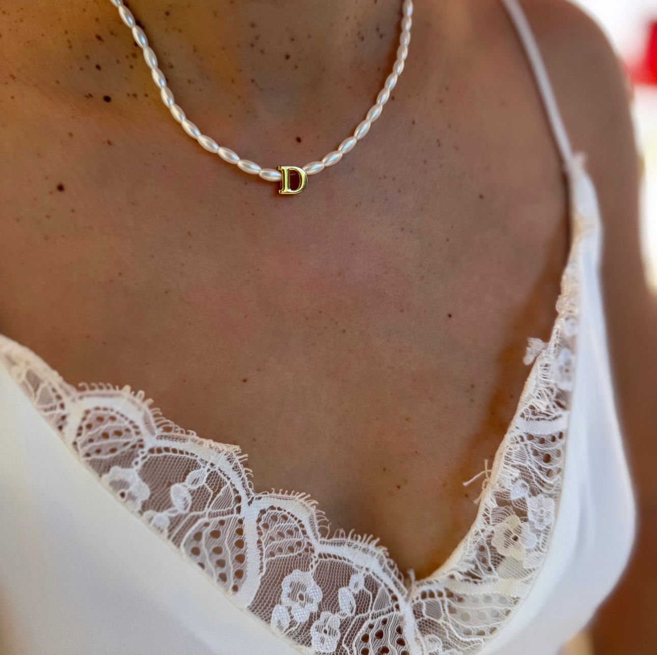 Colar de Pérola com Pingente de Letra Dourada