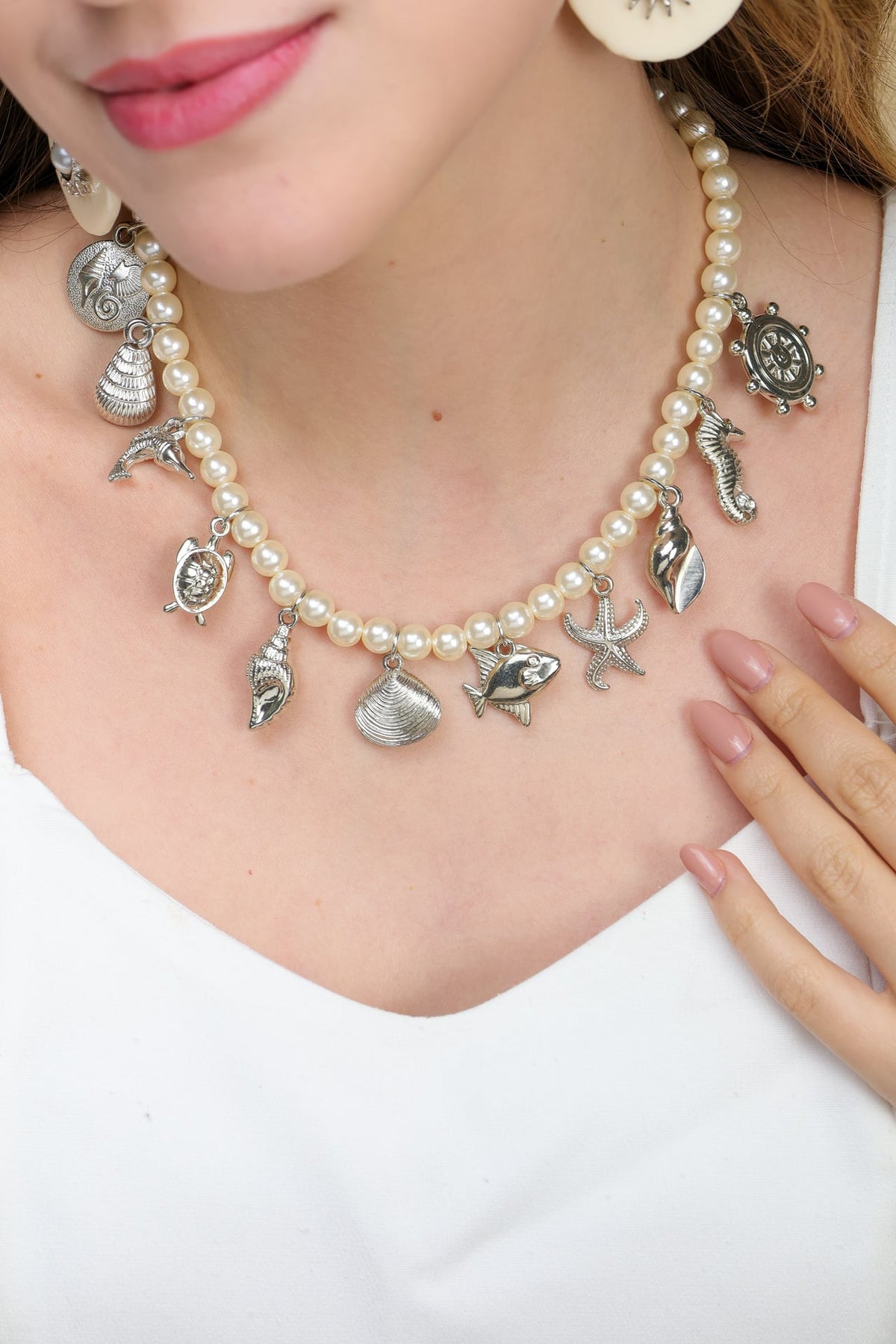 Colar com Pérolas Sintéticas e Charms do Mar Ródio Branco