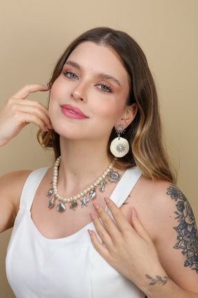 Brinco Geométrico Sol em Ródio Branco e Resina