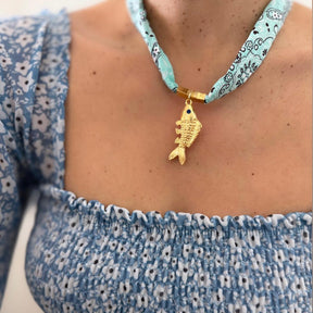 Colar Bandana Estilo Praia com Pingente de Peixe Dourado
