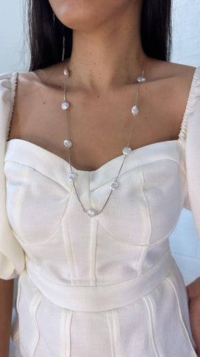 Colar Longo com Pérolas Intercaladas e Corrente Fina