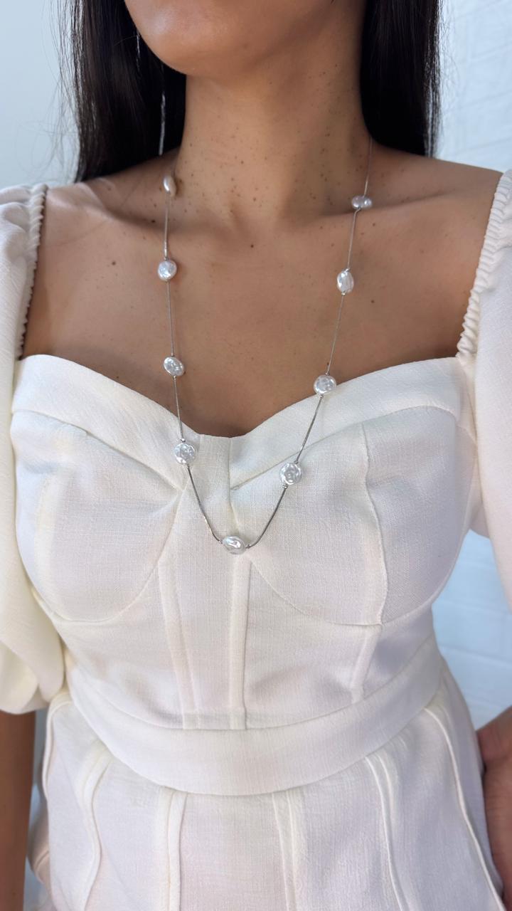 Colar Longo com Pérolas Intercaladas e Corrente Fina