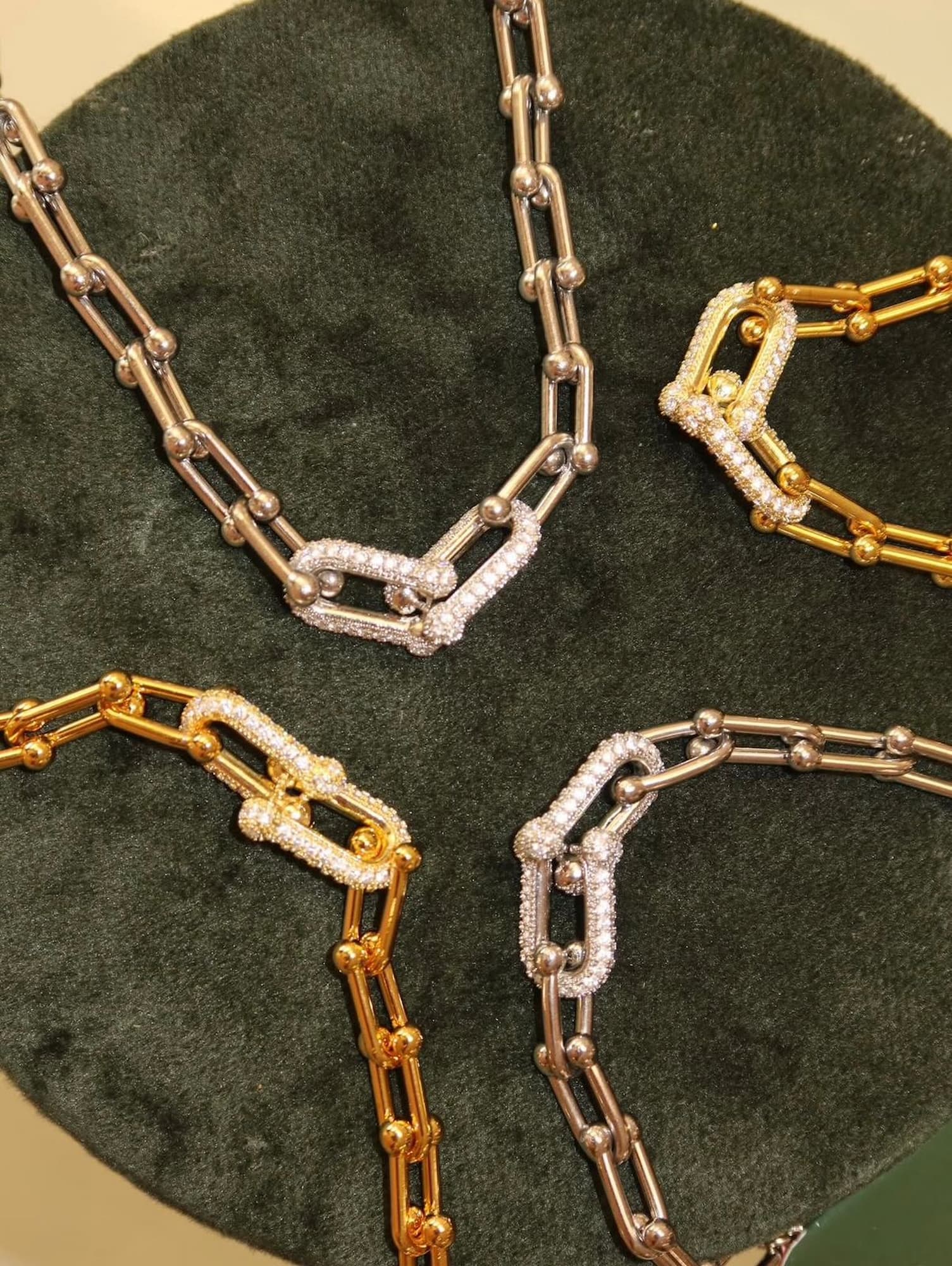 Colar Elos Inspiração Dourado com Elo Central Cravejado Zircônia