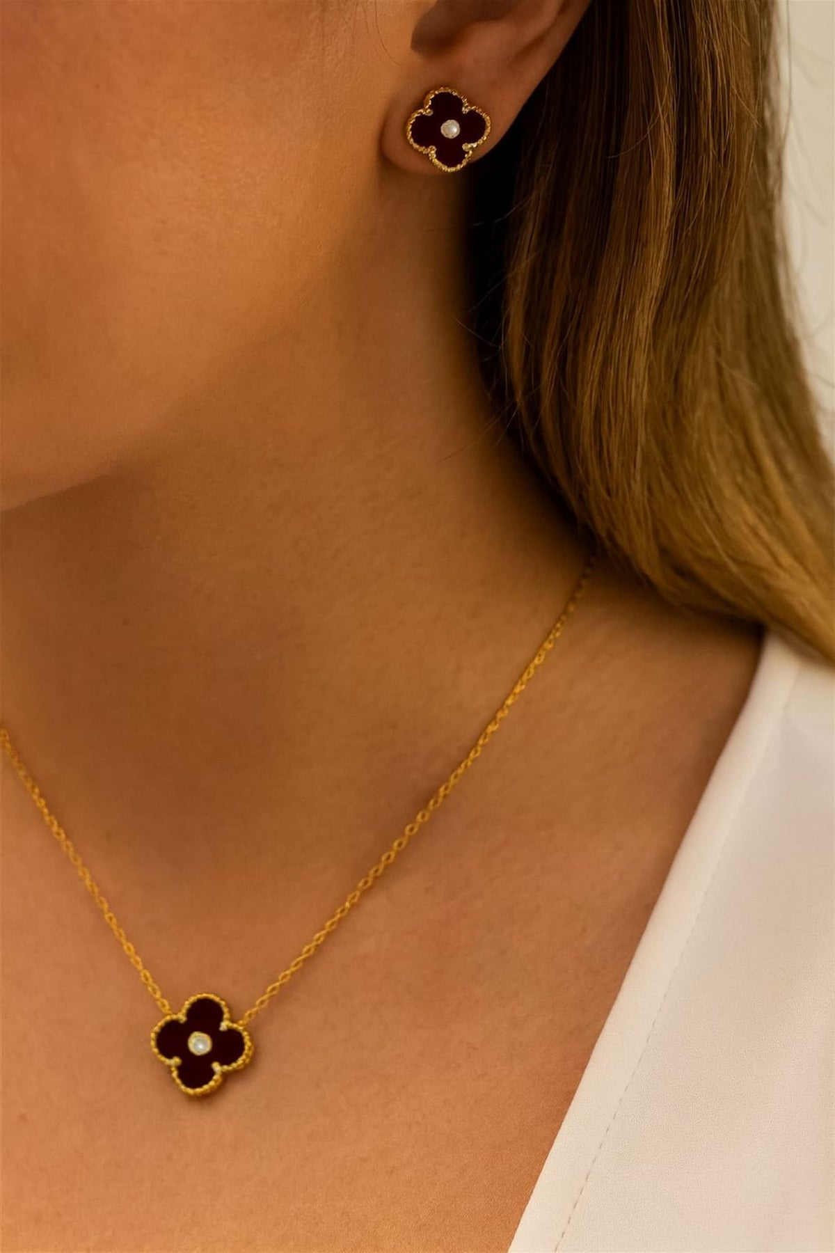 Conjunto Colar e Brinco Trevo Inspiração Preto com Dourado