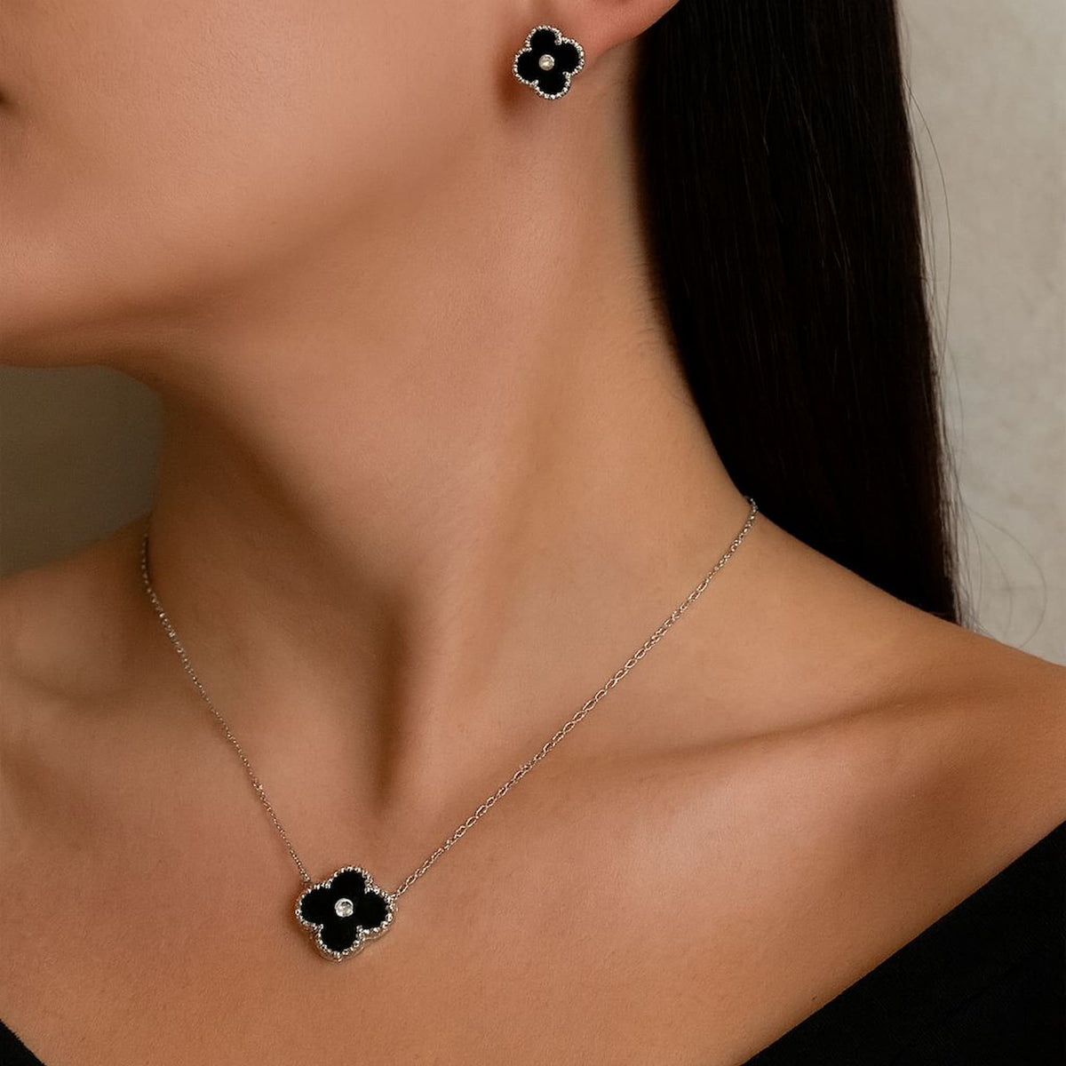 Conjunto Colar e Brinco Trevo Inspiração Preto no Ródio Branco