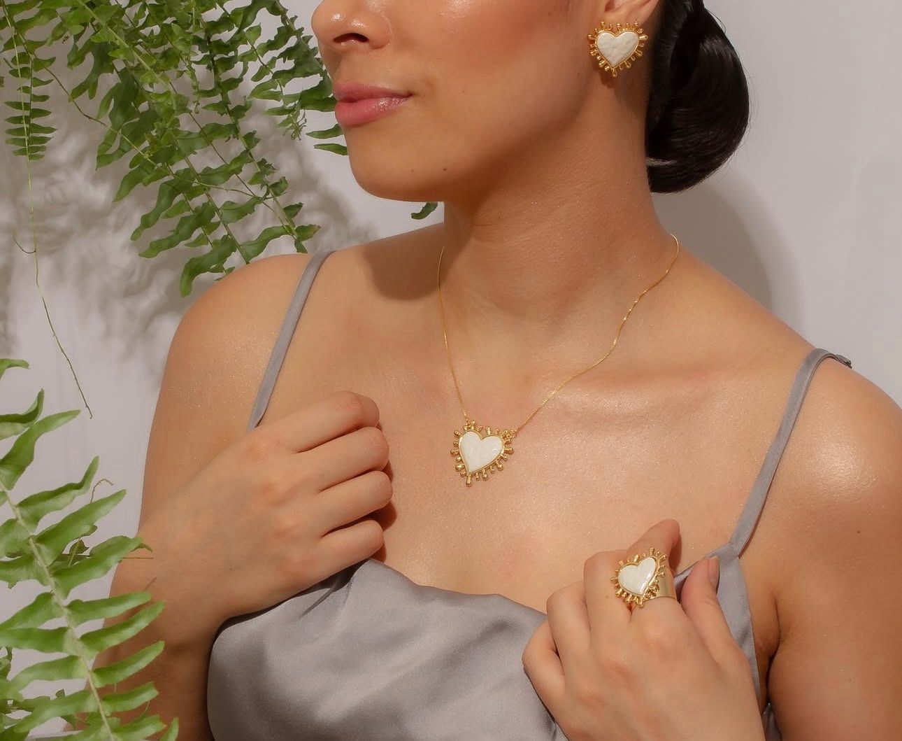 Conjunto Colar Veneziana com Brinco e Anel de Coração Resinado