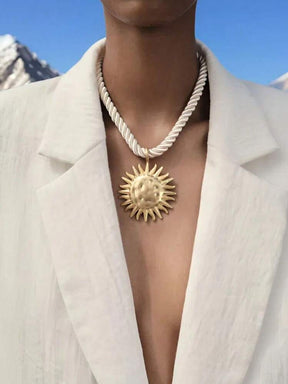Colar de Cordão Trançado com Pingente Sol Dourado