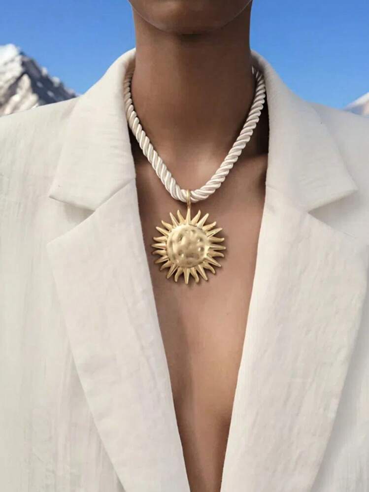 Colar de Cordão Trançado com Pingente Sol Dourado