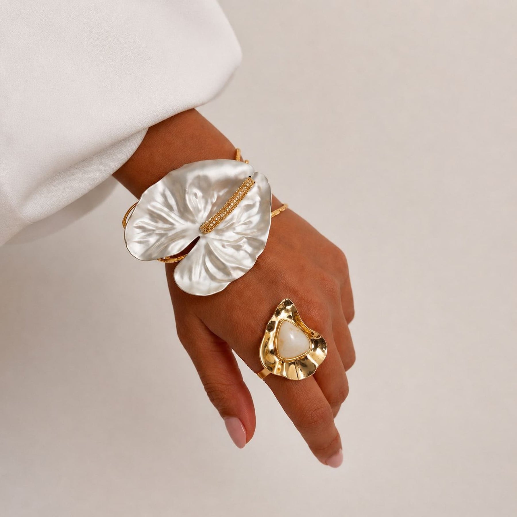 Kit Bracelete de Flor Antúrio + Anel Ajustável Orgânico com Resina no Dourado