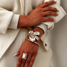 Kit Bracelete Dourado de Flor Tulipa Esmaltada + Anel Retangular Ajustável com Resina
